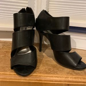 Fioni- size 7.5 - black leather - 4” heel